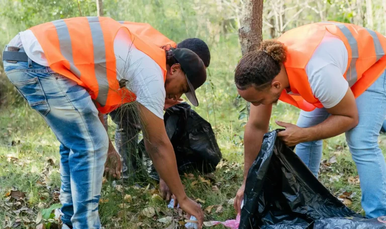 Connect to your community through volunteer service at Friendship ATL!